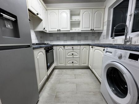 2 Bed Flat, Ruskin Way, SW19 - Photo 5