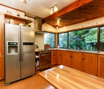 BLOCKHOUSE BAY - Great 4 Bedrooms Family Home with View and Privacy - Photo 1