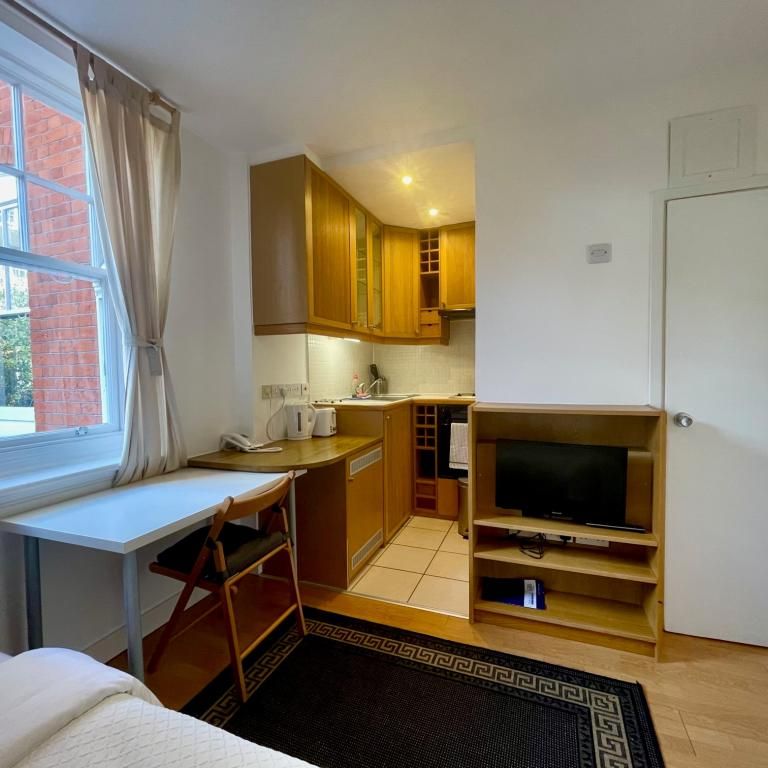 Flat 323 Fulham Palace Road, Fulham W6 9HH - Photo 1