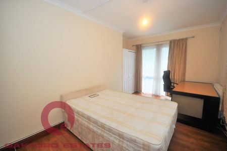 3 bedroom flat to rent - Photo 4