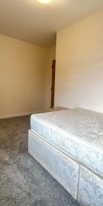 Double Room To Let - HP12 - Photo 4