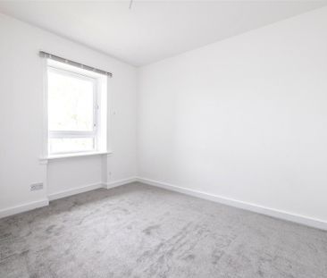 3 bedroom flat to rent - Photo 5