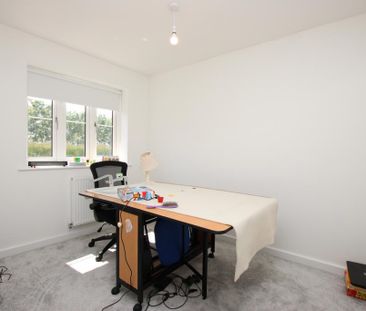 4 bedroom end of terrace house to rent - Photo 5