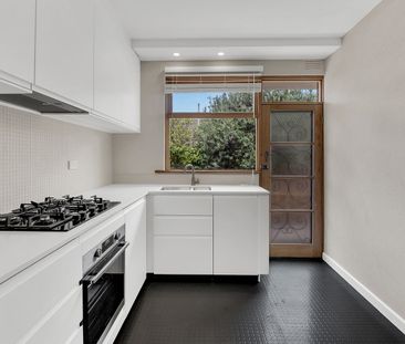 Modern 2-bedroom unit in prime Balwyn location - Photo 3