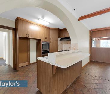 A STYLISH AND SPACIOUS ENTERTAINERS DREAM WITH CHARACTER AND COMFORT - Photo 3