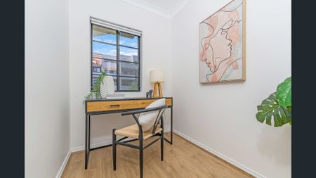 Modern Townhouse-Style Unit with Private Courtyard in Prime Location - Photo 5