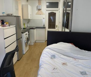 Studio to rent - Photo 2