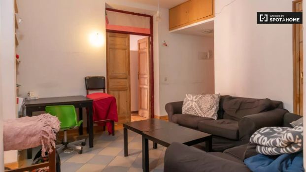 Lovely room for rent in 7-bedroom apartment in Malasaña - Photo 1