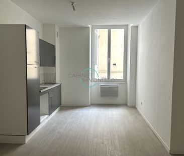 Location Appartement 3 pièces 60m² MARSEILLE 1er - Photo 2