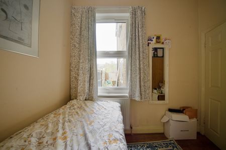2 Bed Flat, Newport Road, E10 - Photo 2