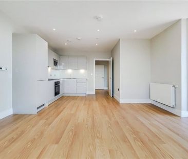 Excellent two-bedroom, two-bathroom flat within Wimbledon Grounds, ... - Photo 4