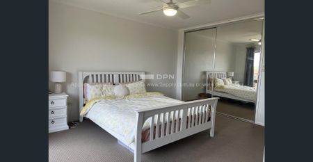 Conveniently located, spacious townhouse! - Photo 3