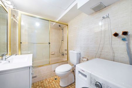 A CHIC INNER-CITY PAD - Photo 2