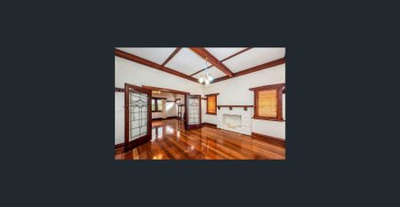 AMAZING 5-BED FAMILY HOME BOASTING SPACE, VALUE AND LOCATION - Photo 3