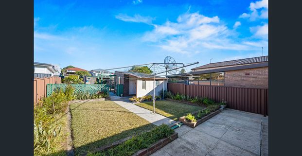 Updated and light filled Californian bungalow - Photo 1