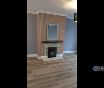 4 bedroom semi-detached house to rent - Photo 2