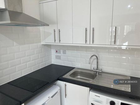 Studio to rent - Photo 2