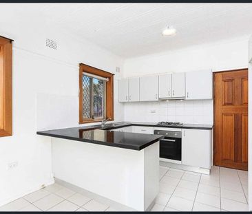 Family home in convenient pocket - Photo 3