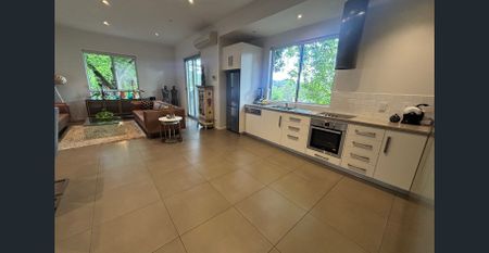 Stunning Architectural 4 Bedroom Home in the Heart of Stirling - Photo 4