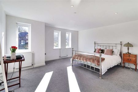 An attractive and modern five bedroom townhouse in this private no through road on the west side of Tunbridge Wells ideally placed for schools and the amenities of the town. - Photo 2
