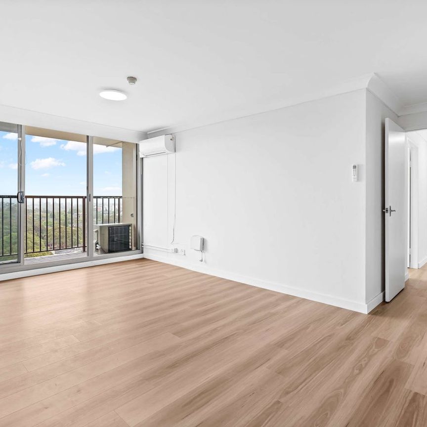 Gorgeous Two Bedroom Apartment with View - Photo 1