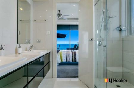Executive Coastal Living with Panoramic Ocean Views - Fully Furnished, Regular Cleaning & Gardening - Move-In Ready - Photo 5