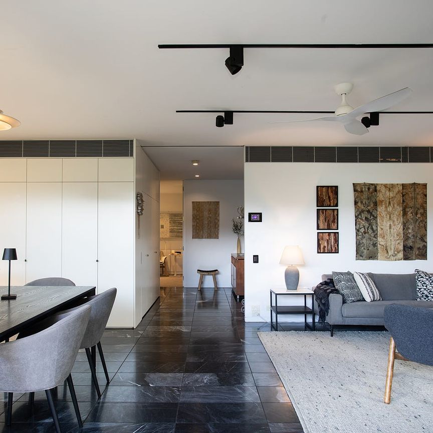 Garden wrapped elegance with seamless indoor outdoor living in three-bedroom prestigious Double Bay retreat, with parking - $2,500/week furnished - Photo 1