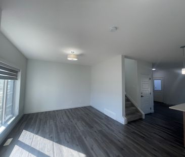 GREAT 3 BED, 2 5 BATH TOWNHOUSE WITH DBL GARAGE IN BEAUMONT - Photo 2