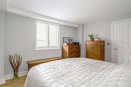 Striking two bedroom apartment in Clerkenwell. - Photo 5
