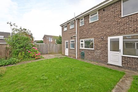 4 bedroom semi-detached house to rent - Photo 5