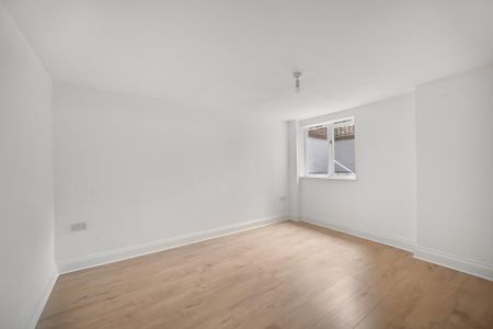 3 bedroom flat to rent - Photo 4