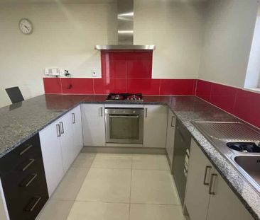 Spacious 4-Bedroom, 2-Bathroom Family Home with Double Garage in Pa... - Photo 2