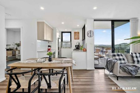 Spacious with views - Photo 2