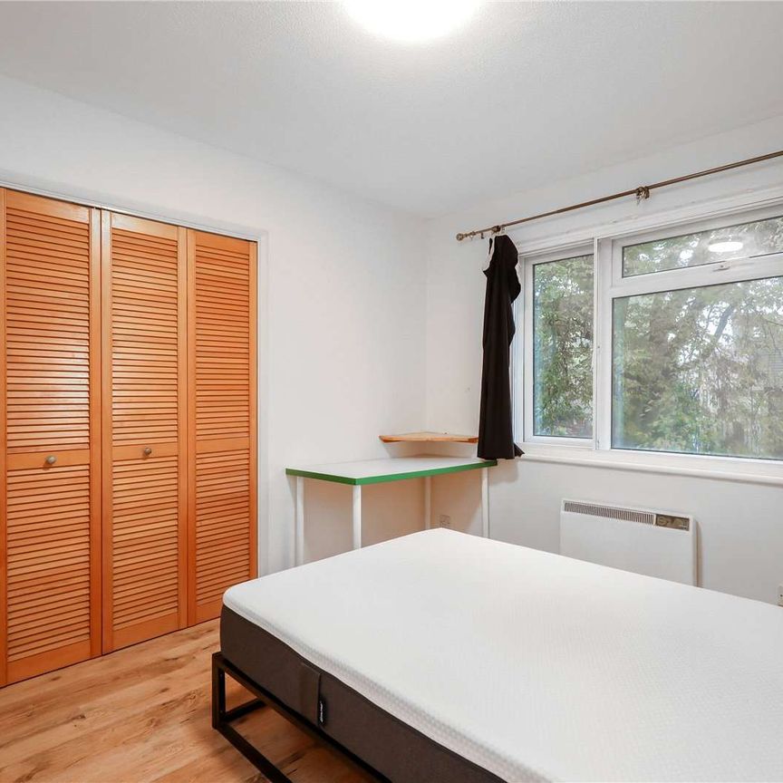 Spacious two bedroom flat, located close to East Putney station. - Photo 1