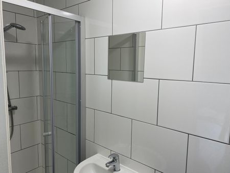 OX Living is proud to present this high-quality 6-bedroom co-living property, perfect for working professionals looking for stylish, stress-free living. - Photo 5