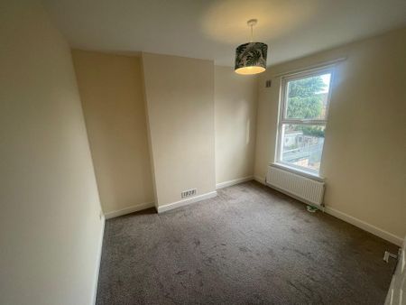 3 bedroom end of terrace house to rent - Photo 2