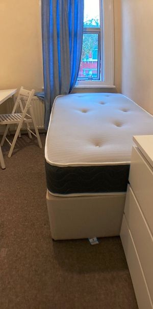 Room in a Shared House, Mora Road, NW2 - Photo 1