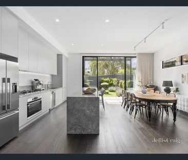 Designer Proportions in Seamless Location - Photo 6