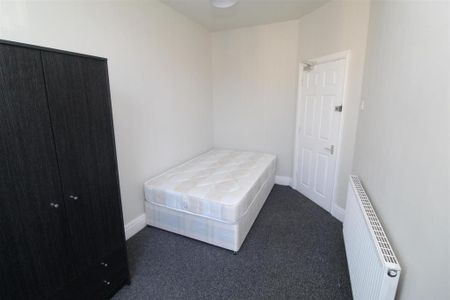 3 bedroom flat to rent - Photo 3