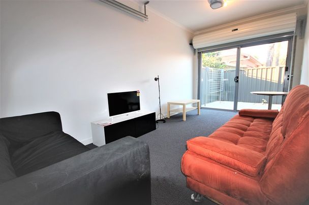 6-bedroom shared house / townhouse, Fifth Street - Photo 1