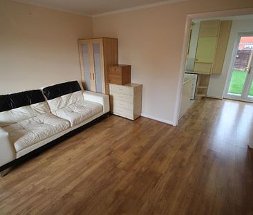 3 bedroomsemi-detached houseto rent - Photo 2
