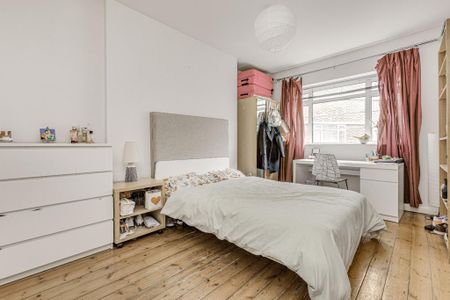 3 bedroom flat to rent - Photo 2