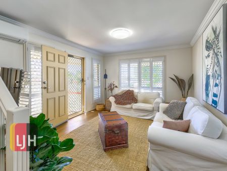 AIR CONDITIONED TOWNHOUSE WITH VIEWS + WALK TO TRAIN, SHOPS AND MORE! - Photo 3