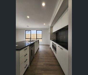 35 Speckle Cct, Sunbury, Vic 3429 - Photo 3