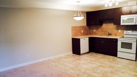 Modern Corner Unit Townhouse In Sage Hill – 2 Bed, 1.5 Bath With Garage. - Photo 5