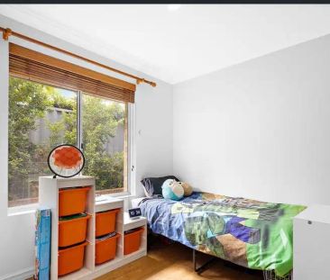 “Family home with sparkling pool” - Photo 2