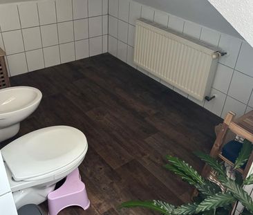 Ruhige 2-Zimmer Dachgeschosswohnung mit Balkon - Photo 1