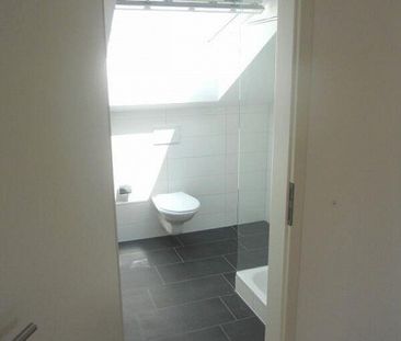 Helle 2.5-Zi-Dachwohnung mit grossem Balkon - Photo 2