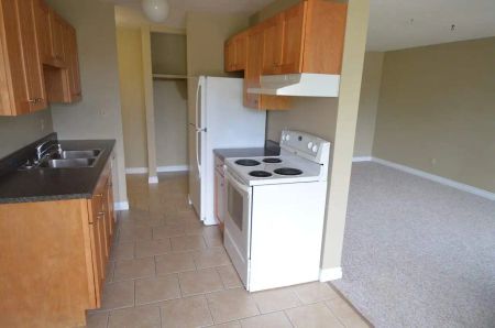 Maple Leaf Court — 2 Bedroom w/ Balcony - Photo 2