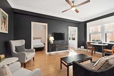 Furnished or Unfurnished Renovated Art Deco Two Bedroom Apartment - Photo 4